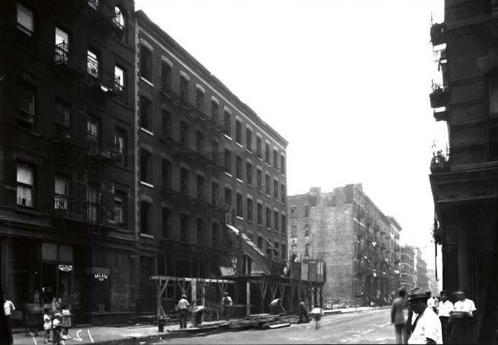 Hệ thống đường phố ở New York trở nên dày đặc hơn vào đầu thế kỷ 20. Ảnh chụp dãy nhà cho thuê ở Manhattan vào khoảng năm 1934-1938. Ảnh: BI.