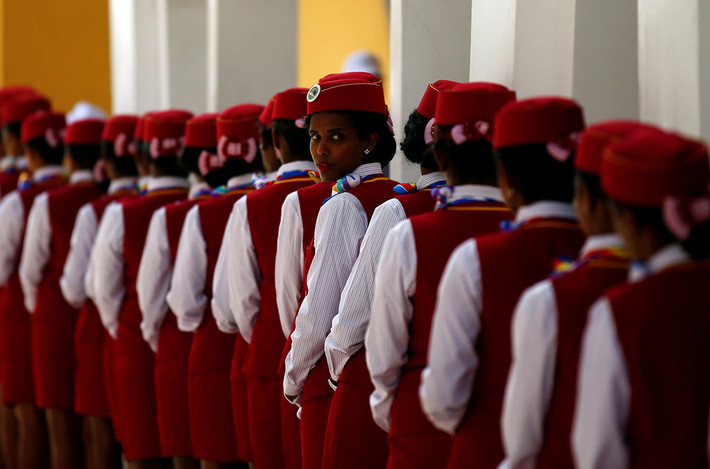 Các nữ nhân viên đứng thành hàng trong lễ khánh thành một tuyến đường sắt mới nối Addis Ababa với bang Djibouti ngày 5/10/2016. Ảnh: The Atlantic.