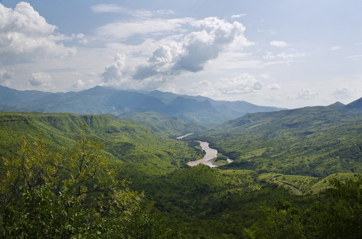 Dòng sông Omo chảy qua những quả đồi gần cầu Bele ở Ethiopia ngày 18/5/2010. Ảnh: The Atlantic.