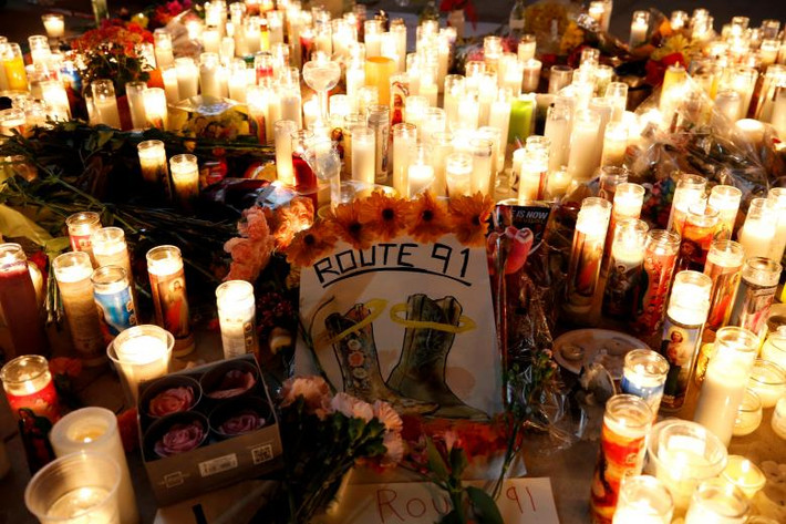 Biển nến và hoa được đặt trên Dải Las Vegas. Ảnh: Reuters.