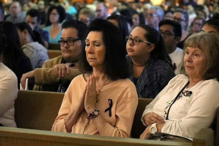 Rất đông người dự lễ tưởng niệm ở Las Vegas. Ảnh: Reuters.