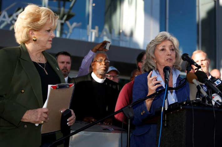 Thị trưởng Las Vegas Carolyn Goodman (trái) cùng mọi người lắng nghe nữ nghị sĩ Dina Titus phát biểu trong buổi lễ tưởng niệm trước Tòa thị chính thành phố Las Vegas. Ảnh: Reuters.