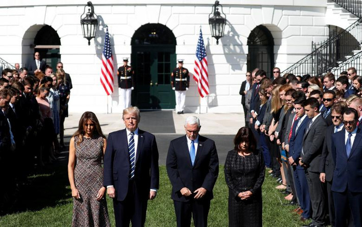 Tổng thống Mỹ Donald Trump và Đệ nhất phu nhân Melania cùng vợ chồng Phó Tổng thống Mike Pence dự lễ mặc niệm tưởng nhớ các nạn nhân xấu số trong vụ xả súng ở Las Vegas vừa qua. Buổi lễ diễn ra tại Nhà Trắng ở thủ đô Washington. Ảnh: Reuters.