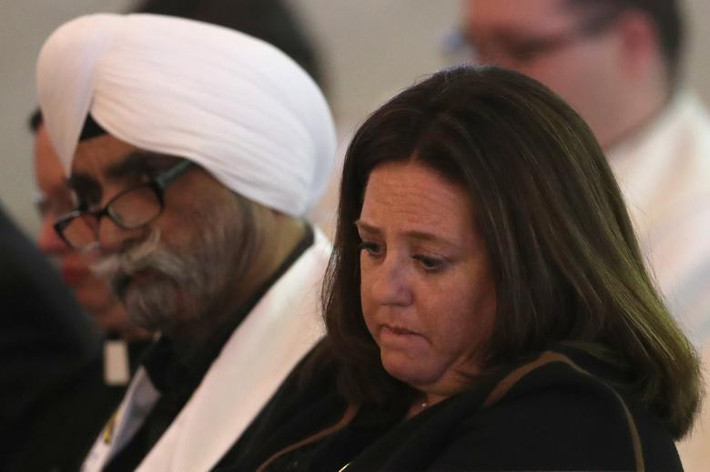 Mọi người tham dự buổi lễ tưởng niệm các nạn nhân vụ xả súng ở Las Vegas. Ảnh: Reuters.