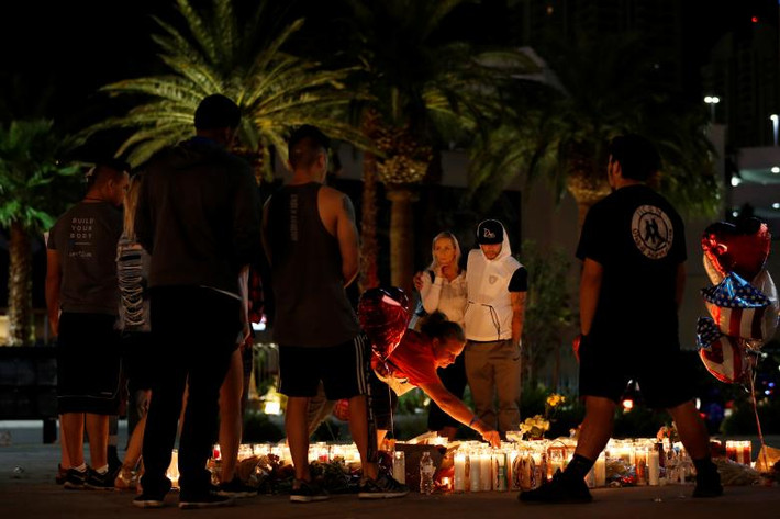 Mọi người tập trung tại một địa điểm tưởng niệm trên Dải Las Vegas. Ảnh: Reuters.