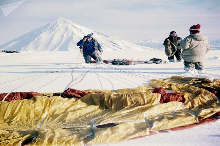 Các nhà leo núi, nhảy dù vừa “hạ cánh” xuống núi lửa Avachinskaya, Kamchatka, vùng Viễn Đông của Nga. Ảnh: Sputnik.