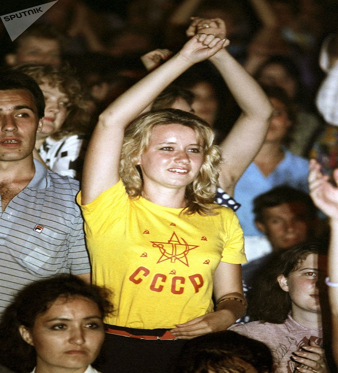 Cô gái áo vàng nổi bật giữa đông đảo khán giả cổ vũ trong cuộc thi nhạc rock ở thủ đô Moscow năm 1988. Ảnh: Sputnik.