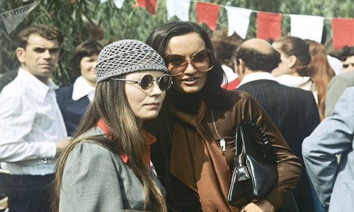 Hai cô gái Liên Xô tại lễ hội ở Chisinau, Moldova, năm 1978. Ảnh: Sputnik.