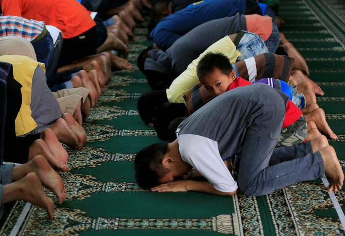 Các tín đồ cầu nguyện bên trong một nhà thờ Hồi giáo ở thành phố Marawi mới giải phóng. Ảnh: Reuters.