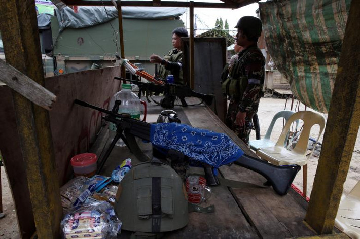 Lính Philippines đứng gác tại một chốt kiểm soát ở Marawi. Ảnh: Reuters.