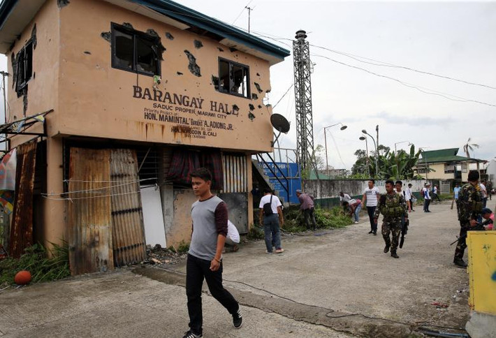 Người dân cùng lực lượng chính phủ tích cực dọn dẹp sạch sẽ đường phố Marawi. Ảnh: Reuters.