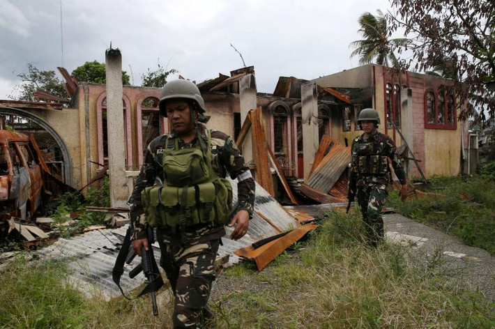 Một ngôi nhà bị hư hại sau các cuộc giao tranh tại Marawi. Ảnh: Reuters.