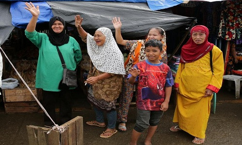 Cư dân Marawi cười tươi chào họ. Ảnh: Reuters.