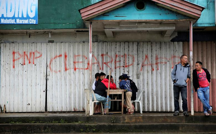 Vài em nhỏ chơi cờ tại một địa điểm ở thành phố Marawi. Ảnh: Reuters.
