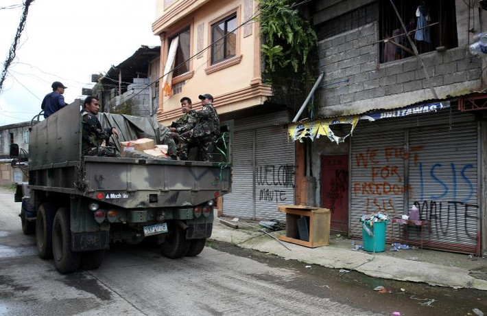 Các binh sĩ Philippines ngồi trên xe quân sự. Ảnh: Reuters.