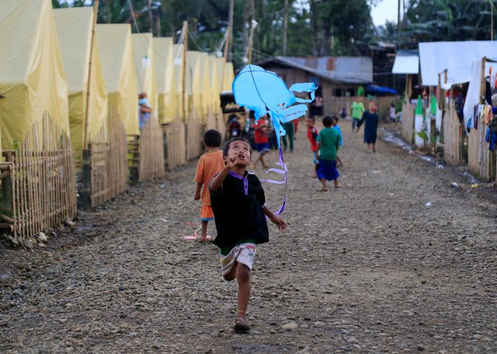 Bé trai thả diều trong khu trung tâm sơ tán ở Pantar, vài ngày sau khi Tổng thống Duterte thông báo việc giải phóng hoàn toàn thành phố Marawi. Ảnh: Reuters.
