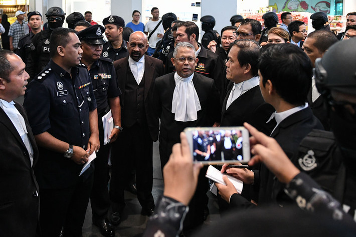 Các luật sư bào chữa cho Đoàn Thị Hương và nghi phạm người Indonesia Siti Aisyah Ảnh: Getty.