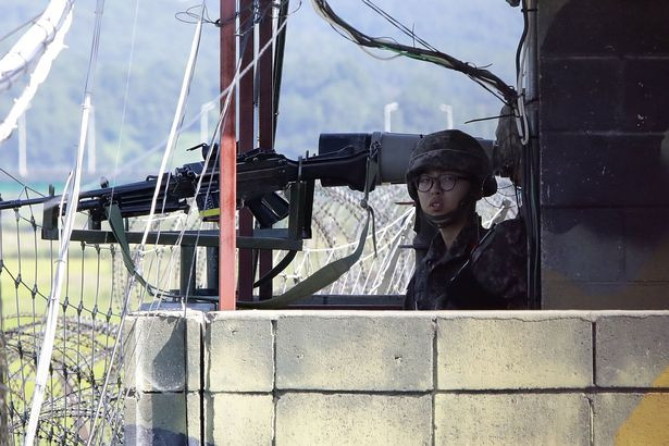 Khu DMZ được coi là một trong những khu vực nguy hiểm nhất trên thế giới và chuyến thăm của ông Trump có thể khiến đội ngũ an ninh của ông phải “đau đầu” để đảm bảo an toàn cho nhà lãnh đạo Mỹ. Ảnh: Mirror.