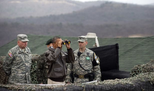 Ông Obama sử dụng ống nhòm nhìn về phía Triều Tiên từ Đài quan sát Ouellette. Ảnh: Mirror.