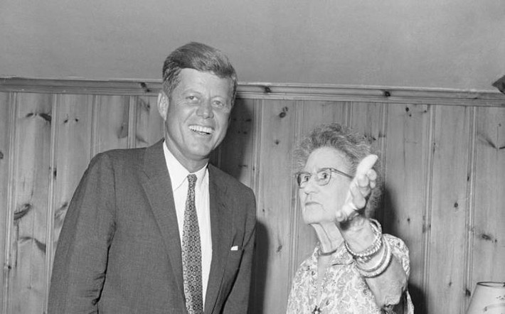 Gia đình đã không cho Mary Josephine Hannon (khi đó 98 tuổi), bà của Tổng thống Kennedy, biết về cái chết của cháu trai. Bà đã qua đời 10 tháng sau cái chết Tổng thống Kennedy mà không hay biết gì về việc cháu trai bị ám sát. Ảnh: ATI.