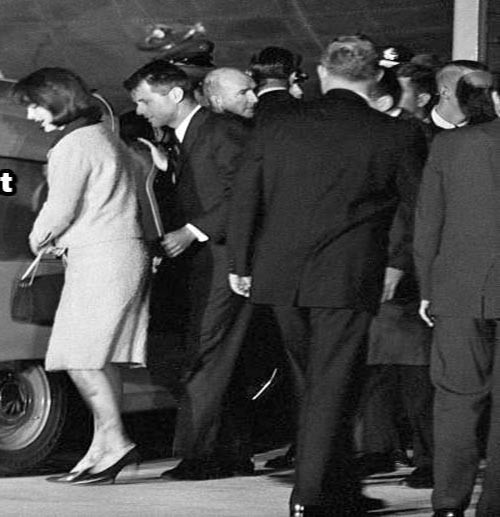 Đệ nhất phu nhân Mỹ Jackie Kennedy đã từ chối thay bộ trang phục còn dính máu sau khi chồng bà bị ám sát và thậm chí mặc nó tới tham dự lễ tuyên thệ nhậm chức tổng thống của ông Lyndon Johnson. Ảnh: ATI.