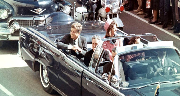 Chiếc Lincoln Continental đời 1961 chở Tổng thống Kennedy hôm bị ám sát vẫn tiếp tục được sử dụng cho các đời tổng thống khác cho đến khi nó “nghỉ hưu” vào năm 1977. Ảnh: ATI.
