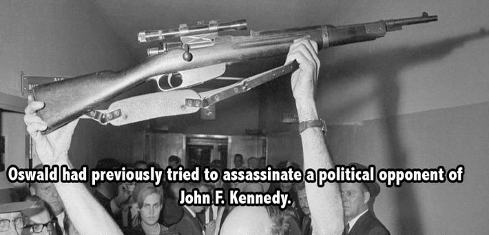 Lee Harvey Oswald (giữa), kẻ được cho là đã ám sát Tổng thống Kennedy, từng định ám sát đối thủ chính trị của ông Kennedy là Edwin Walker, một tướng quân đội đã về hưu. Ảnh: ATI.