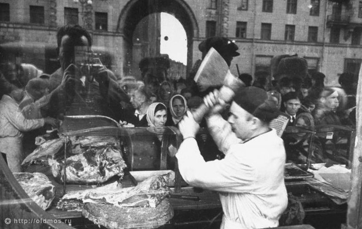 Rất đông người tập trung trước cửa hàng Eliseevsky ở Moscow năm 1950. Ảnh: ER.