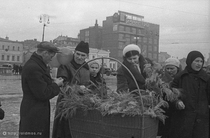 Người phụ nữ mua hoa ở Quảng trường Pushkin, Moscow, năm 1941. Ảnh: ER.