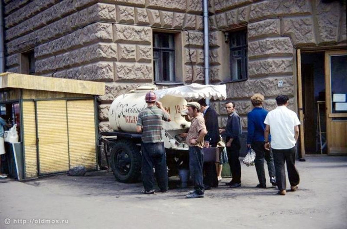 Những người dân mua nước Kvas uống ngoài đường phố vào năm 1975. Ảnh: ER.