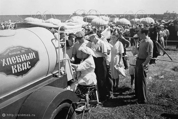 Người phụ nữ bán Kvas - một loại nước truyền thống của Nga – những năm 1940. Ảnh: ER.