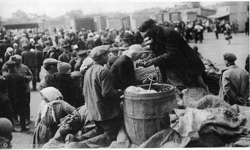 Cảnh mua bán tấp nập tại chợ Dorogomilovsky vào cuối những năm 1930. Ảnh: ER.