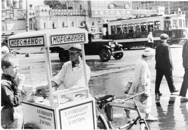 Một người bán kem ngoài đường phố Liên Xô năm 1934. Ảnh: ER.
