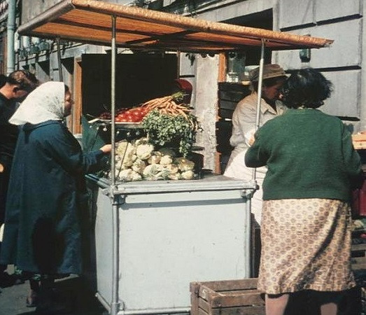 Quầy bán rau củ ở thủ đô Moscow năm 1975. Ảnh: ER.
