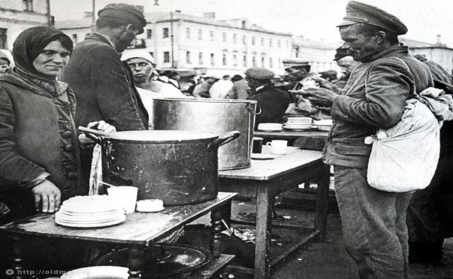 Khá nhiều mặt hàng được bán ngoài đường phố ở Moscow thời Liên Xô, chẳng hạn như đồ uống, bánh, kem, rau củ, hoa,... Ảnh: ER.