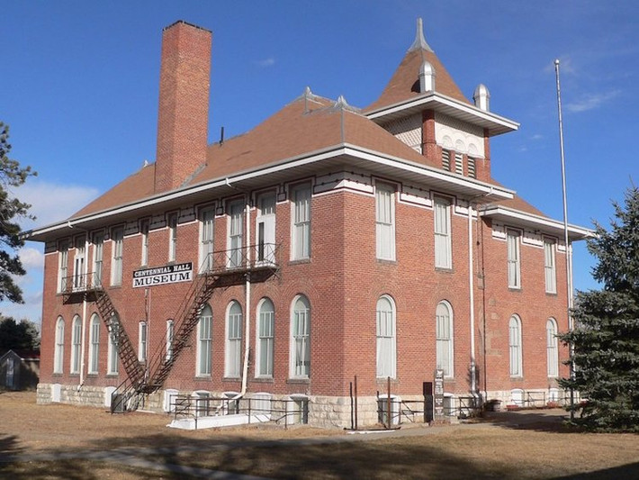 Tòa nhà Centennial Hall ở Valentine là một trong những ngôi trường cấp ba lâu đời nhất của bang Nebraska. Ngôi trường, nay là viện bảo tàng, được xây dựng từ năm 1897. Được biết, một bé gái đã chết tại tòa nhà này vào năm 1944. Du khách đến thăm nơi này nói rằng họ thường nghe thấy những âm thanh "lạ" và tiếng nhạc phát ra. Ảnh: Insider.