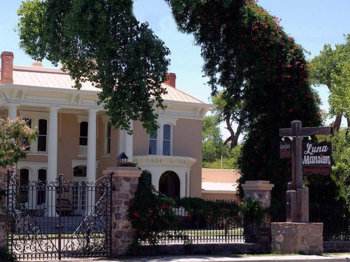 Biệt thự Luna ở Los Lunas, New Mexico. Sau khi chủ nhân của ngôi nhà này là Josefita Manderfield Otero qua đời năm 1951, nó trở thành nhà hàng. Một số nhân viên của nhà hàng khẳng định họ nhìn thấy “hồn ma” của Otero. Ảnh: Insider.