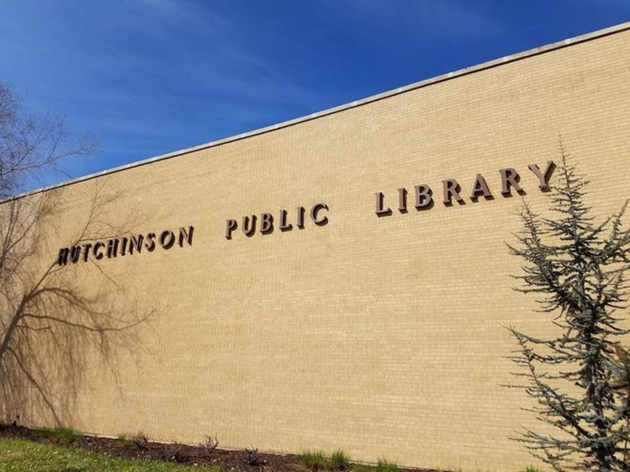 Thư viện Hutchinson ở Hutchinson, Kansas. Được biết, thủ thư Ida Day Holzapfel làm việc tại thư viện Hutchinson từ năm 1915. Năm 1954, bà đã chết trong một vụ tai nạn ô tô trên đường tới làm việc tại một thư viện ở bang California. Sau đó, những người đến thăm thư viện Hutchinson kể rằng, họ vẫn nghe thấy tiếng bước chân và thậm chí nhìn thấy Holzapfel phân loại sách,... Ảnh: Insider.
