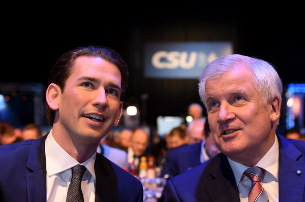 Ông Kurz trao đổi với Chủ tịch Đảng CSU Horst Seehofer. Ảnh: Zimbio.