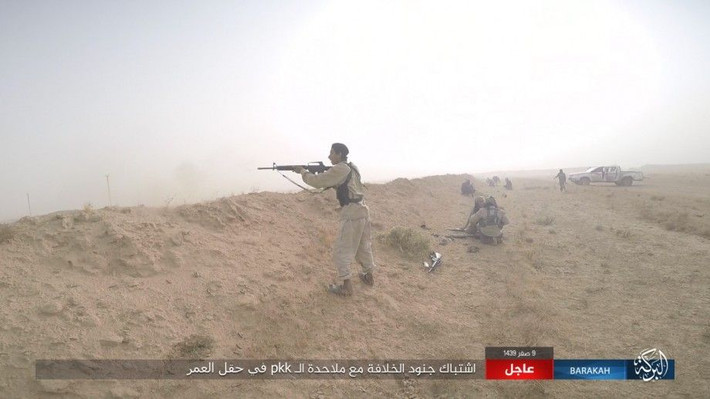 Một tay súng IS ngắm bắn lực lượng SDF ở Deir Ezzor. Ảnh: AMN.