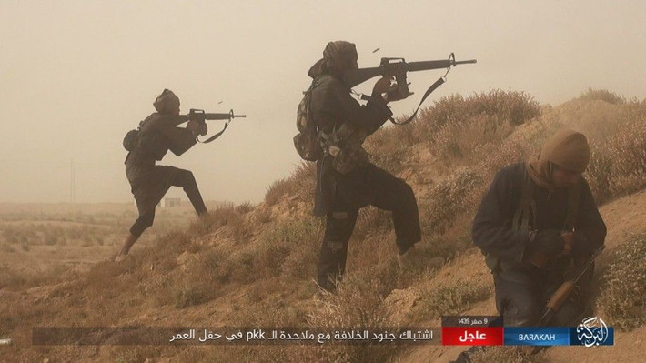“SDF đã giành quyền kiểm soát mỏ dầu al-Omar nằm bên bờ đông sông Euphrates. Chúng tôi đã giải phóng khu vực này mà không bị tổn thất đáng kể nào”, Lilwa al-Abdallah, nữ phát ngôn viên của SDF tại tỉnh Deir Ezzor, tuyên bố. Ảnh: Các tay súng IS trong cuộc phản công. Ảnh: AMN.
