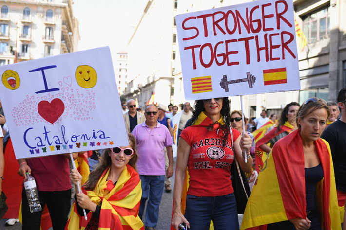 Biểu ngữ "Tôi yêu Catalonia" (trái) và "Cùng với nhau, chúng ta mạnh mẽ hơn" (phải). Trong khi phe ly khai tuyên bố Catalonia chịu thiệt hại vì phải đóng quá nhiều thuế cho Madrid, nhiều người tin rằng rời khỏi Tây Ban Nha không mang lại lợi ích cho nền kinh tế Catalonia. Thực tế, một vài công ty tại Barcelona đã quyết định chuyển trụ sở chính tới các trung tâm kinh tế khác tại Tây Ban Nha kể từ khi cuộc khủng hoảng chính trị nóng lên tại đây. Ảnh: Getty.