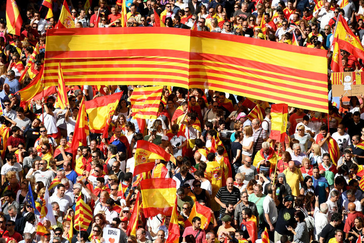 Chính quyền Catalonia và chính phủ Tây Ban Nha vẫn đang ở thế đối đầu. Sau khi thủ hiến Carles Puigdemont tuyên bố sẽ yêu cầu nghị viện Catalonia tuyên bố độc lập sớm nhất có thể, Tòa án Hiến pháp Tây Ban Nha đã đình chỉ phiên họp ngày 9/10 của cơ quan này. Thủ tướng Tây Ban Nha Mariano Rajoy cáo buộc chính quyền Catalonia đang "tống tiền cả đất nước", và cho biết sẽ không đối thoại cho tới khi Catalonia tuân thủ các nguyên tắc của pháp luật Tây Ban Nha. Ảnh: Getty.