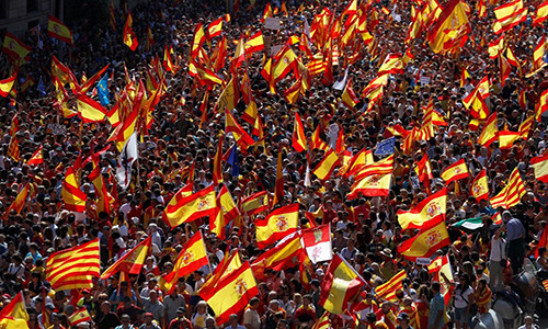 Biển người vẫy cờ của Tây Ban Nha và Catalonia tại cuộc biểu tình lớn tại thành phố Barcelona hôm 8/10 phản đối phong trào đòi độc lập do thủ hiến Carles Puigdemont và các đảng ủng hộ ly khai đạo diễn. Theo Reuters, khoảng 350.000 người đã xuống đường tham gia cuộc biểu tình. Ảnh: Getty.