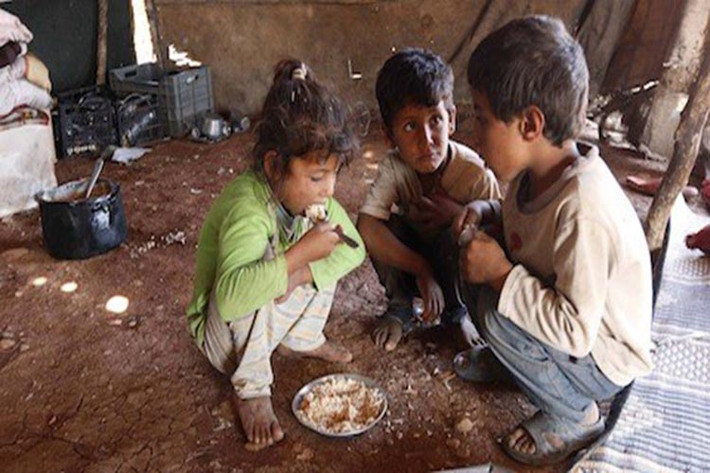 Bữa cơm đơn giản của ba em nhỏ Syria trong lán trại tị nạn khiến nhiều người chạnh lòng. Ảnh: SCO.