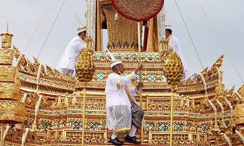 Sáng 26/10, linh cữu của cố Nhà vua Thái Lan Bhumibol đã được chuyển từ cung điện đến đài hóa thân hoàn vũ tại quảng trường Sanam Luang để hỏa táng. Khoảng 200.000 người Thái có mặt tại khu vực gần hoàng cung để theo dõi sự kiện này. Ảnh: Reuters.