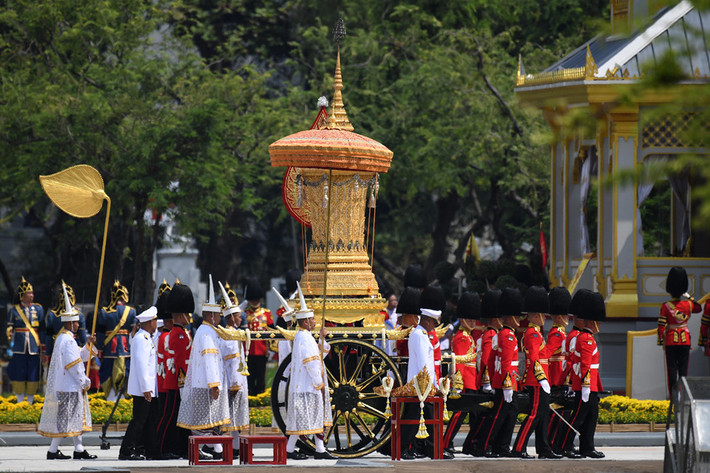 Cỗ xe chở bình đựng tro cốt nhà vua. Ảnh: AFP.