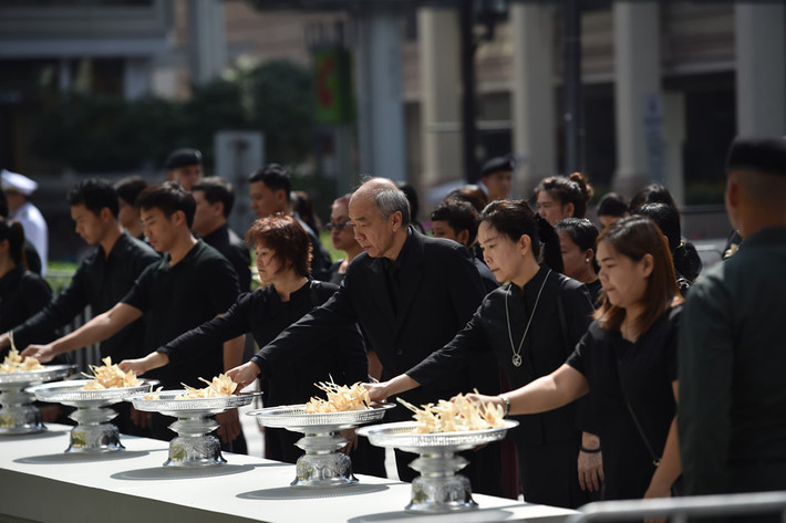 Người dân vẫn không ngừng tập trung tại các đài tượng niệm trên khắp đất nước Thái Lan để bày tỏ lòng thương tiến trước sự ra đi của Vua Bhumibol. Cùng với đài hóa thân tại thủ đô Bangkok, khoảng 80 công trình tương tự được xây dựng và đặt ở khắp nơi trên lãnh thổ Thái Lan trong khoảng một năm qua. Ảnh: AFP.