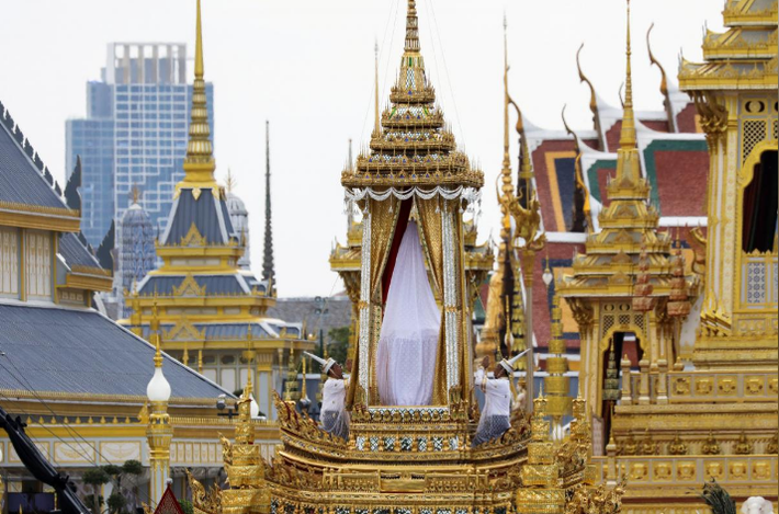 Theo kế hoạch, ngày 25/10, lễ cúng viếng được tổ chức tại Cung điện Dusit Maha Prasat, nơi đặt linh cữu cố nhà vua. Lễ hỏa táng được ấn định vào ngày 26/10. Linh cữu cố Quốc vương Bhumibol sẽ được đưa đến đài hóa thân tại quảng trường Sanam Luang để hỏa táng. Ảnh: Reuters.