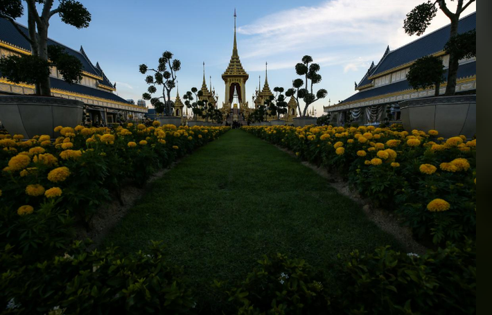 Đài hóa thân ở Sanam Luang được trang trí bằng nhiều tượng các vị thần đại diện cho các tôn giáo ở Thái Lan và các sinh vật thần thoại trong tư tưởng tâm linh của đạo Phật và đạo Hindu. Ảnh: Reuters.